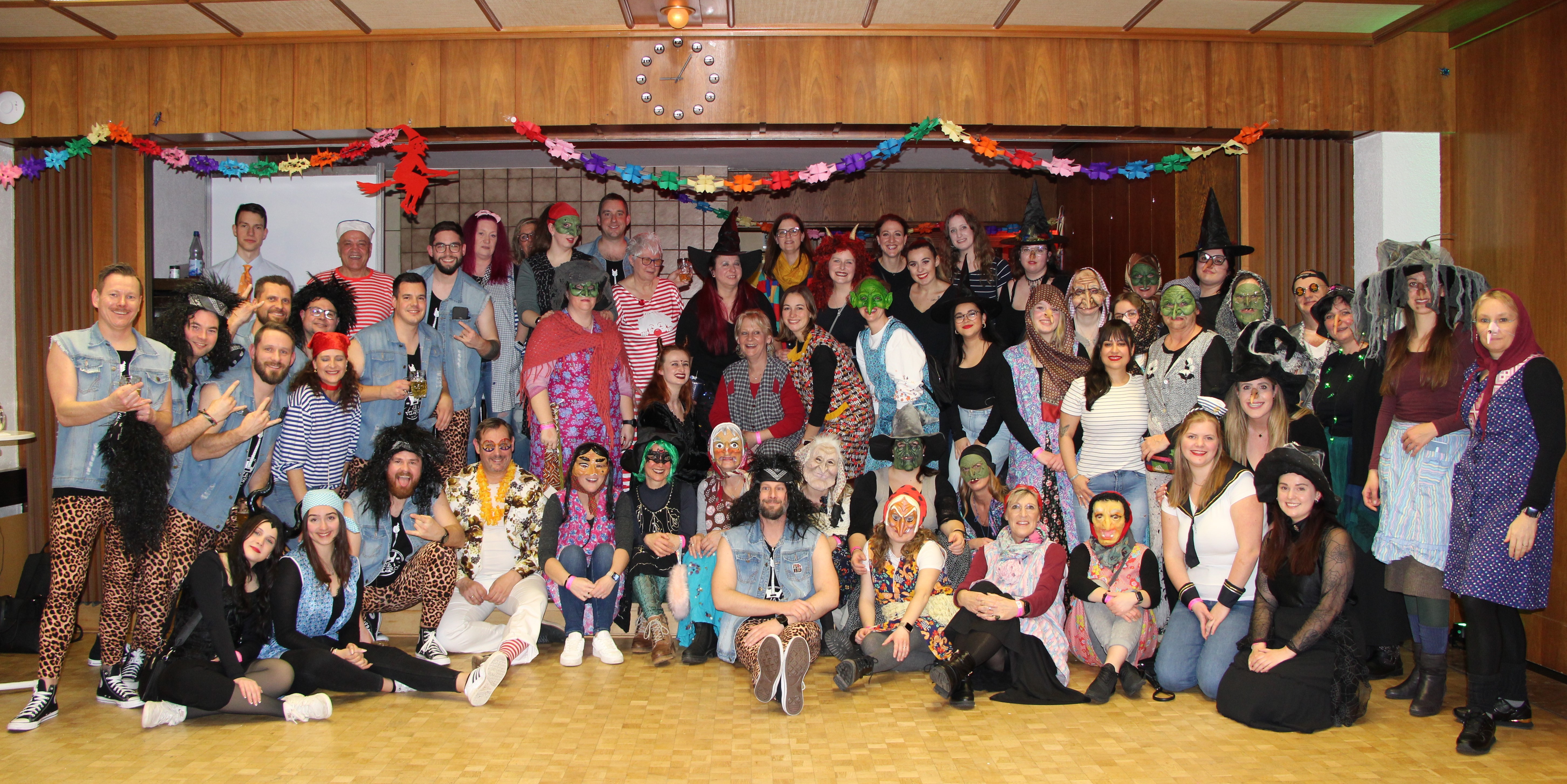 Die bunte Schar im Rathaus beim großen Gruppenbild.