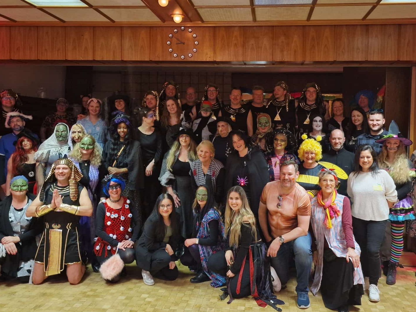 Hexengruppe im Rathaus.