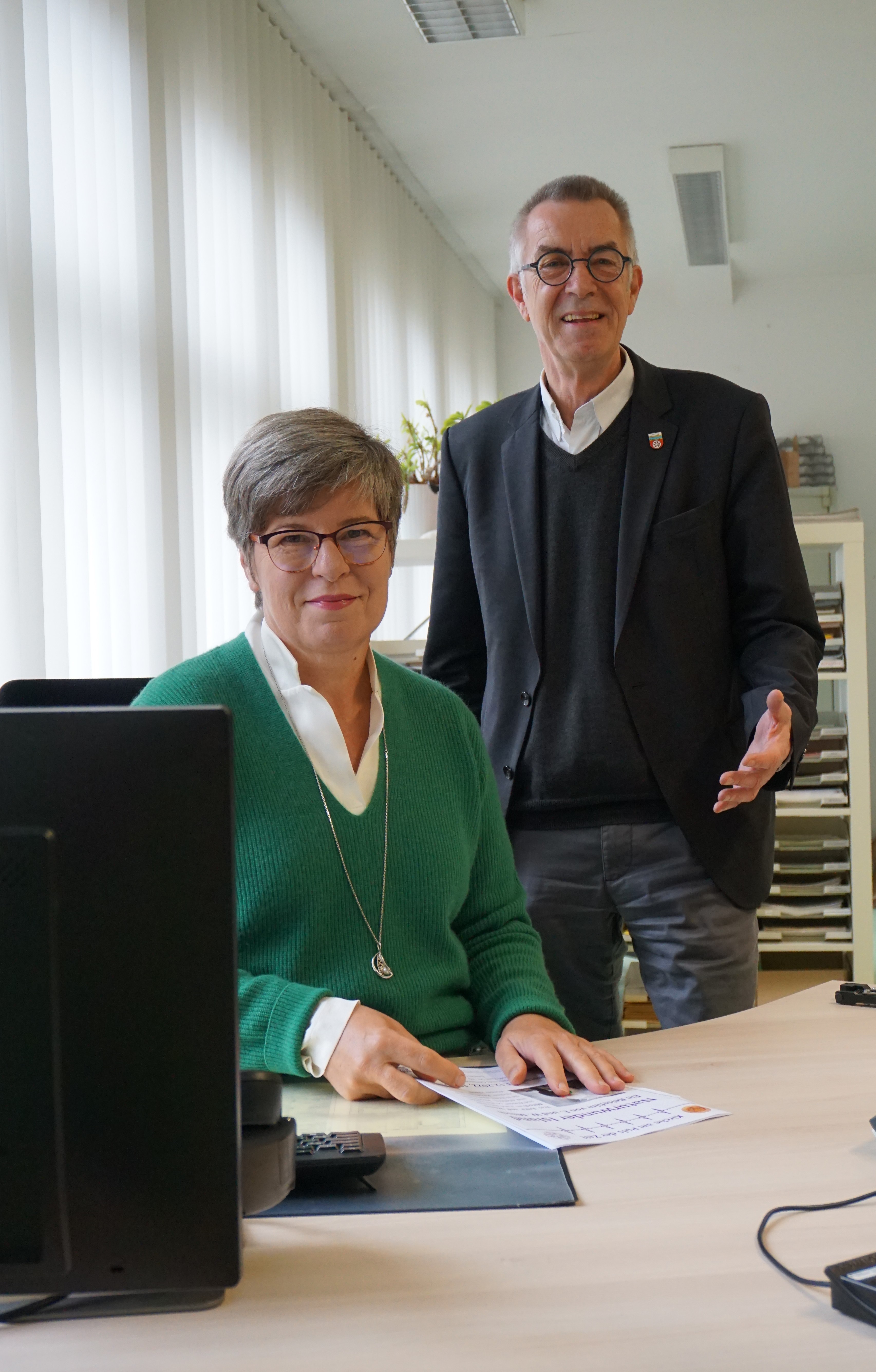 Hildegard Steinfurth im Bürgerservice mit Franz Jirasek.