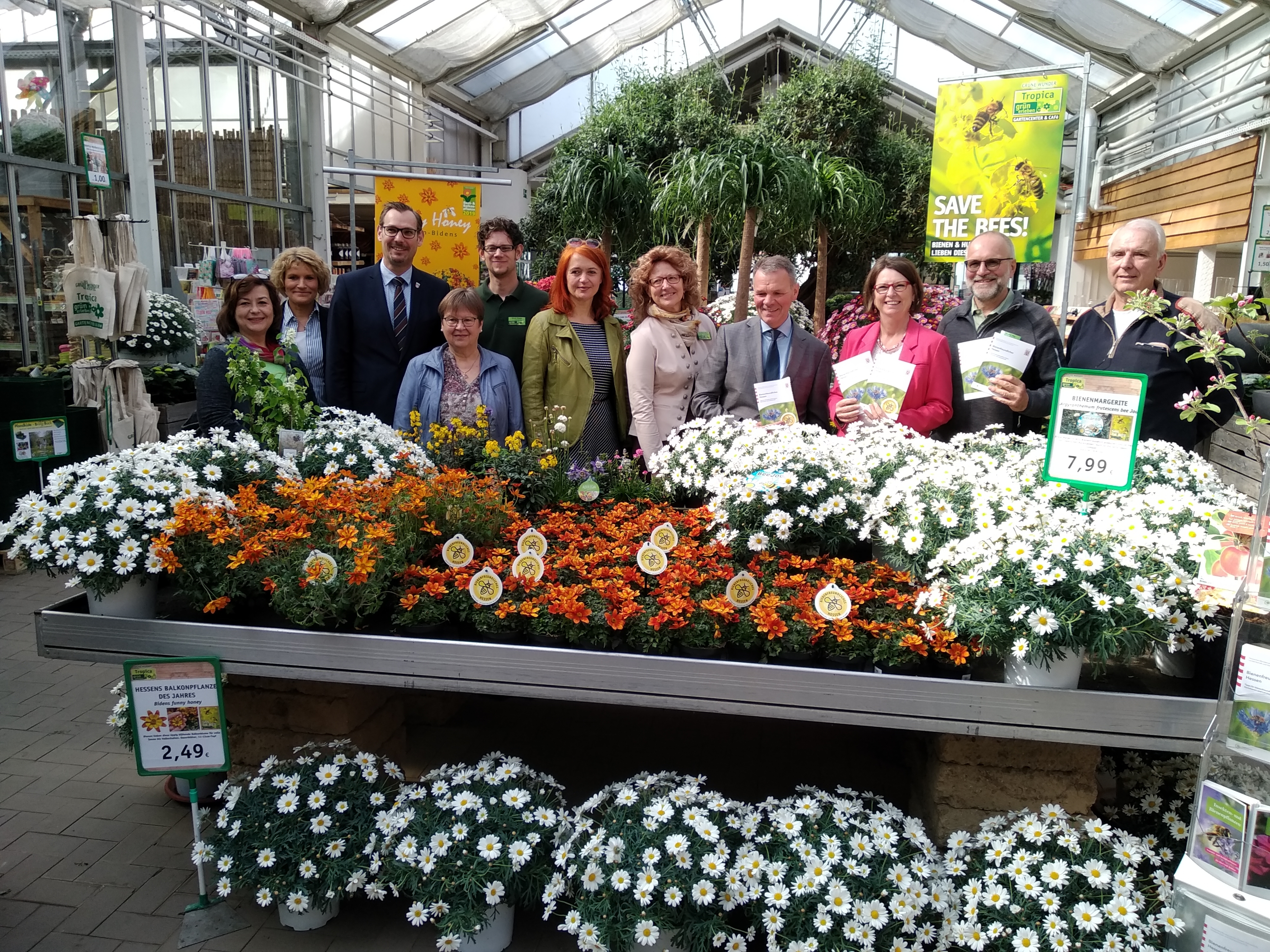 Großer Prominenz inmitten von blühenden Blumen im Tropica.