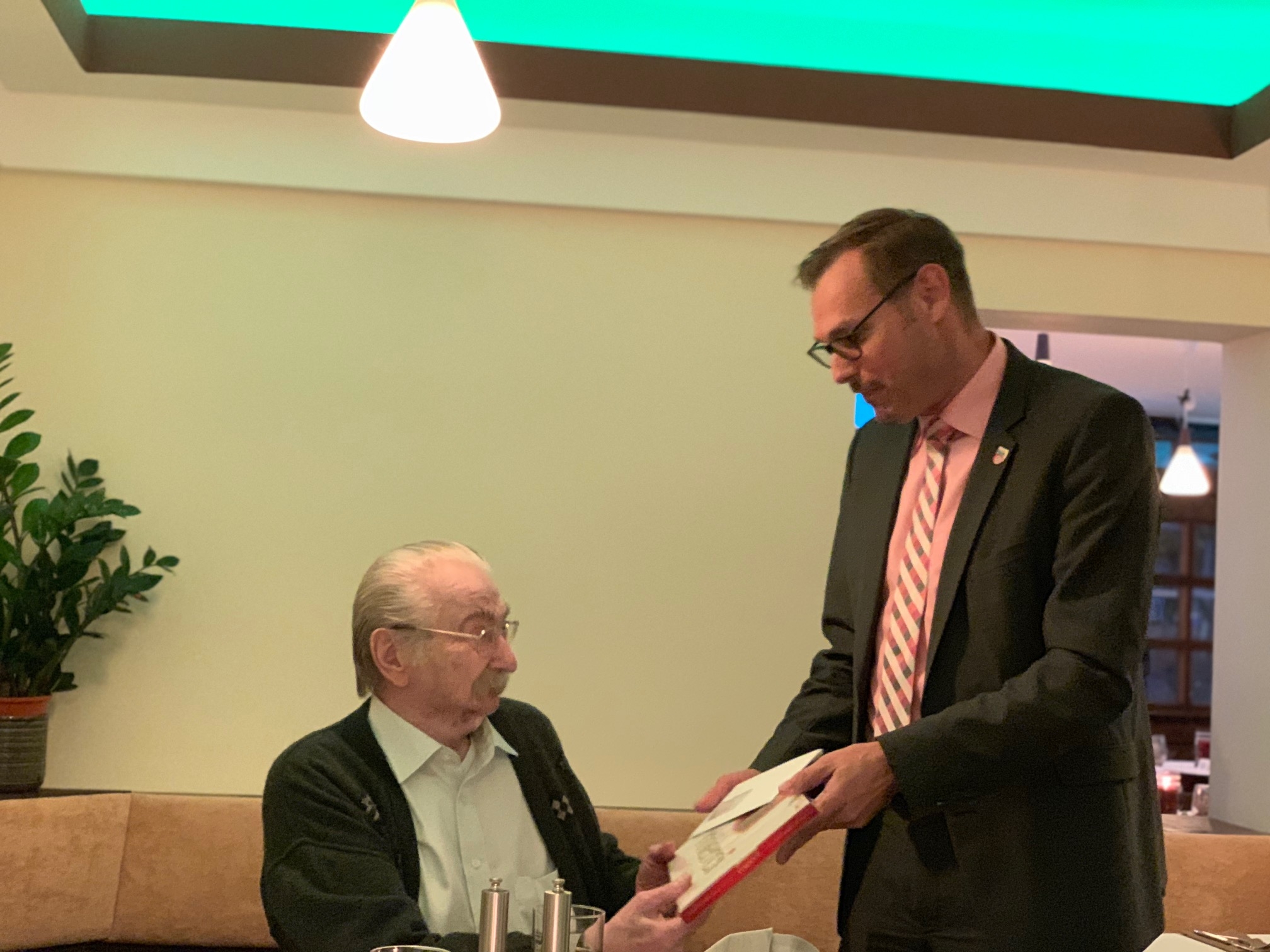 Bürgermeister Seitz gratuliert Hofmann zum 75sten.