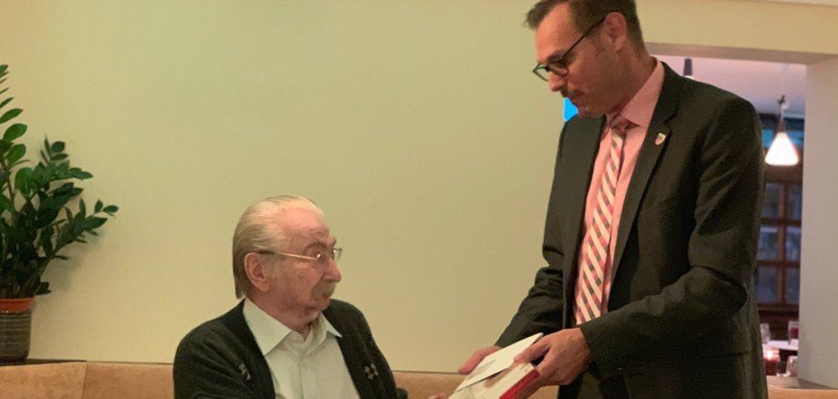 Bürgermeister Seitz gratuliert Hofmann zum 75sten.