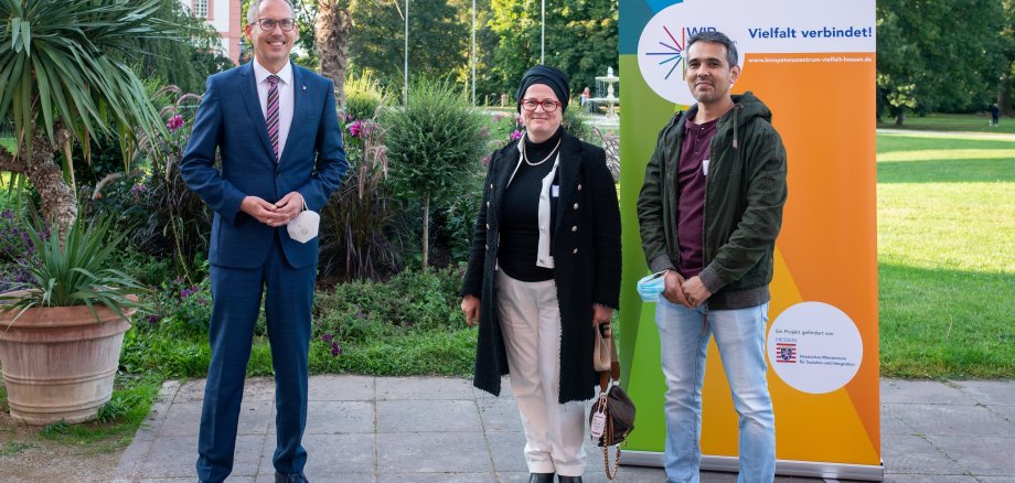 Der Geehrte mit Minister und Krifteler Sozialarbeiterin vor dem Biebricher Schloss.