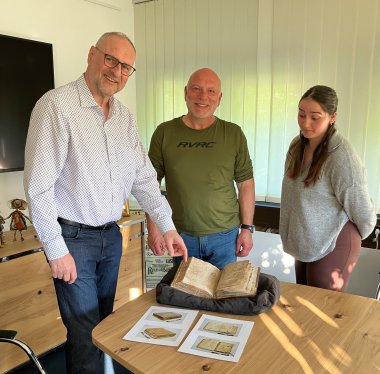 DR. Krause mit Buch und einem Teil des Stiftungsrates.