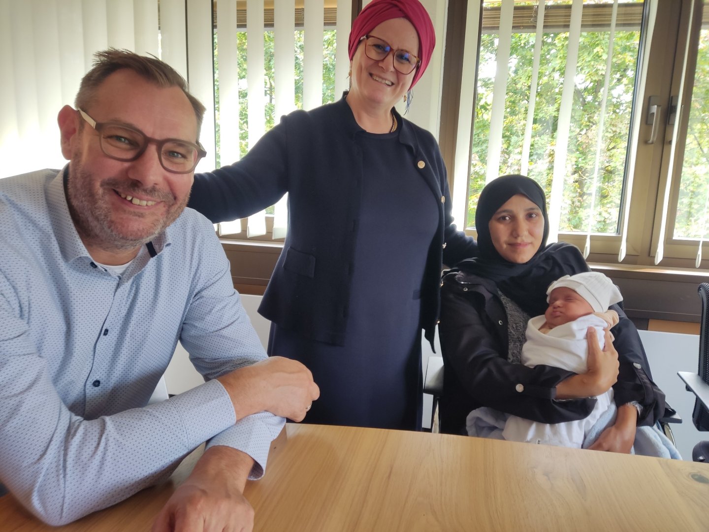 Mutter, Kind, Bürgermeister und Sozialarbeiterin.