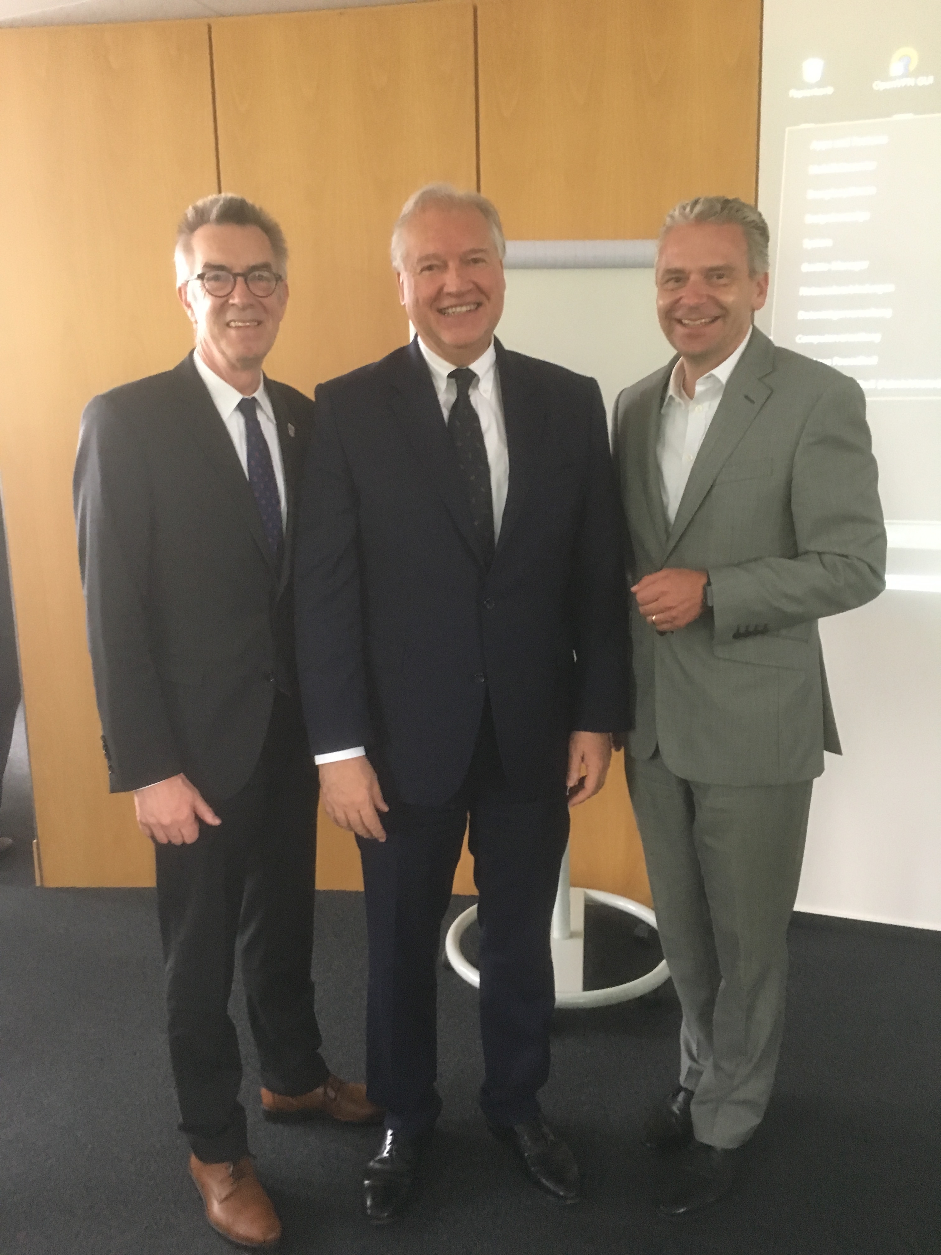 Der Erste Beigeordnete Franz Jirasek, mit IHK-Präsident Ulrich Caspar und Landrat Michael Cyriax.