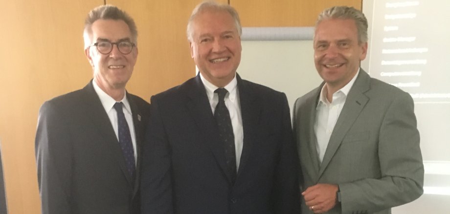 Der Erste Beigeordnete Franz Jirasek, mit IHK-Präsident Ulrich Caspar und Landrat Michael Cyriax.