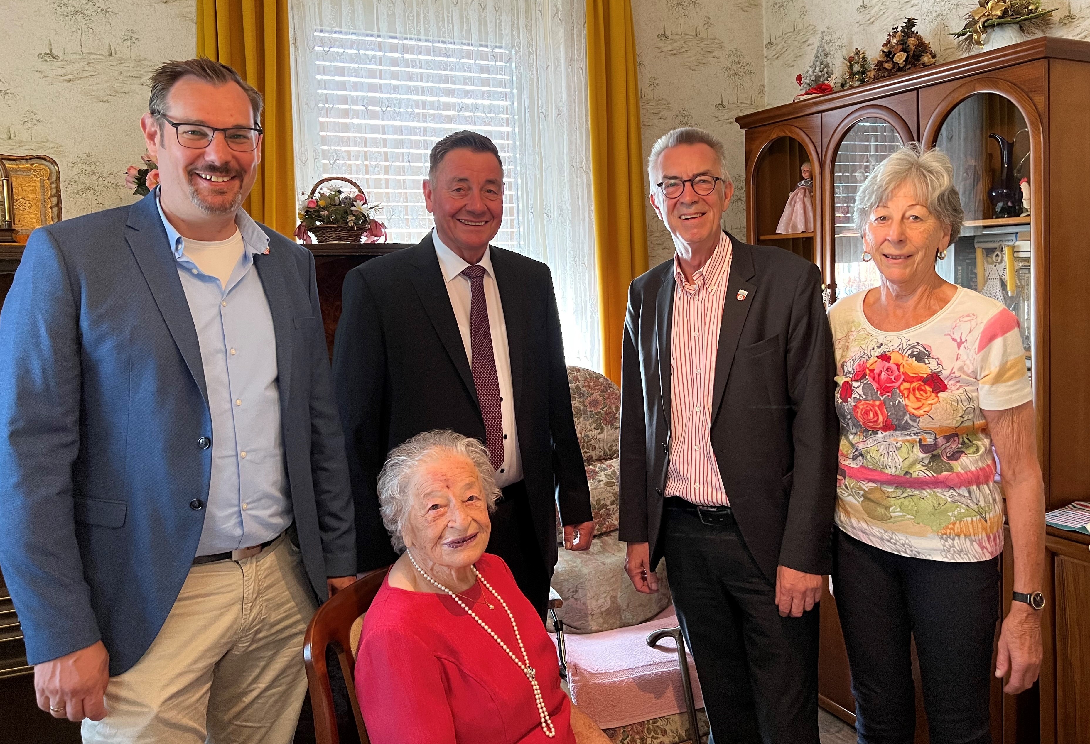 Ilse Heil mit Sohn und Gratulanten.