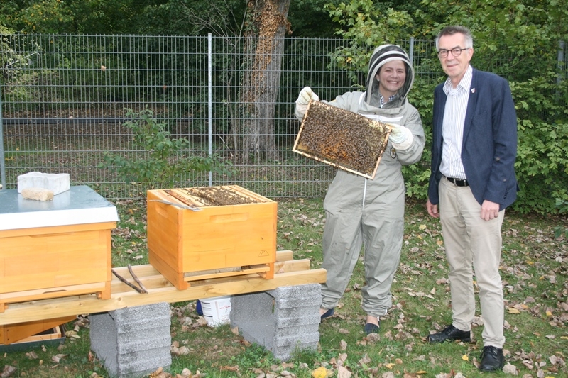 Imkerin Irini Maria Karagianni mit Franz Jirasek neben dem Bienenstock.