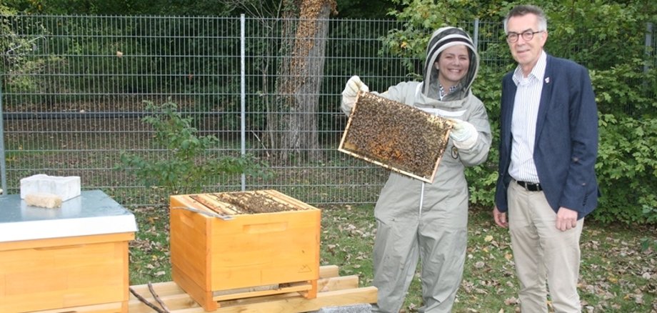 Imkerin Irini Maria Karagianni mit Franz Jirasek neben dem Bienenstock.