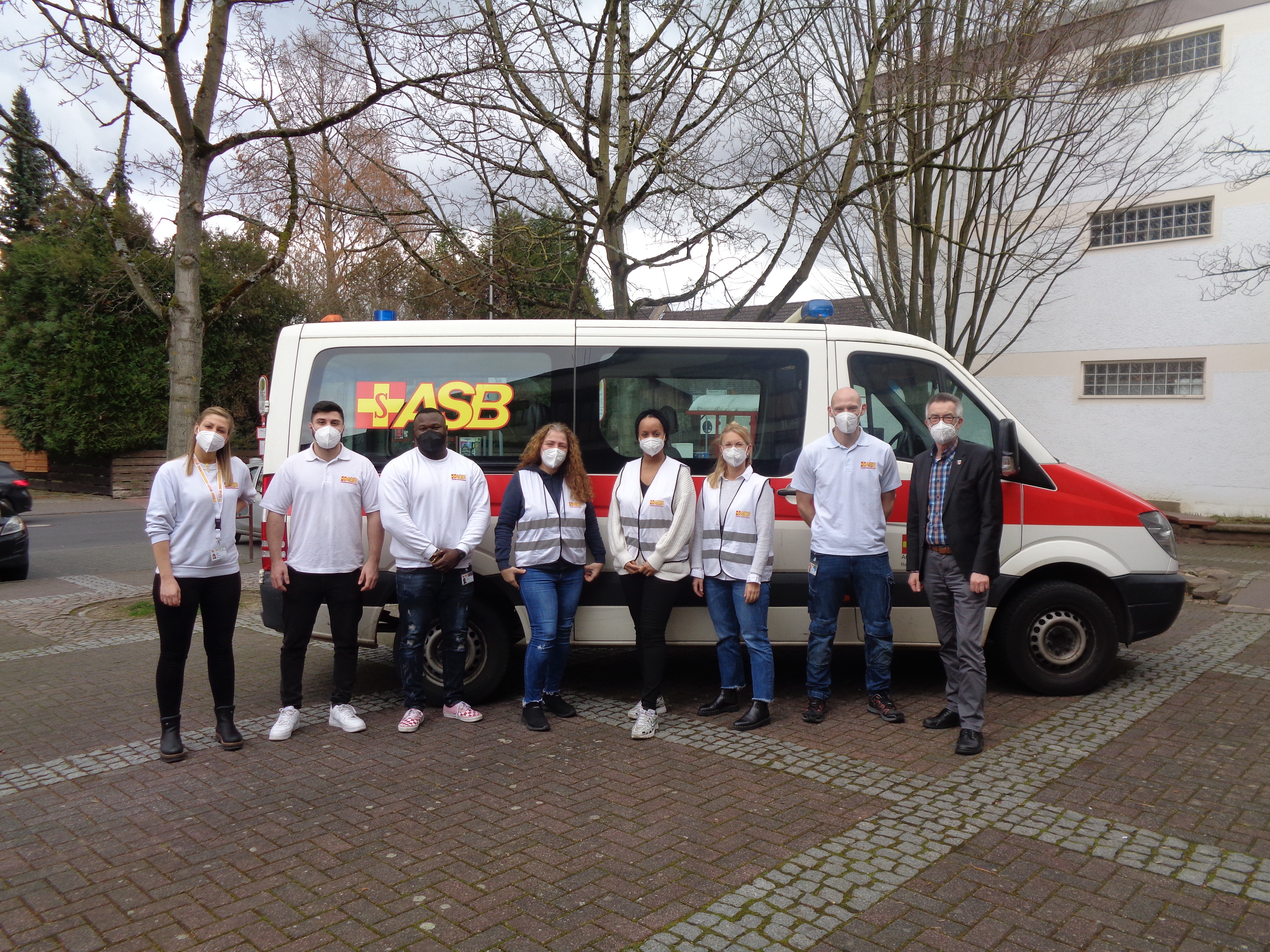 Das Impfteam des ASB vor dem Rathaus.