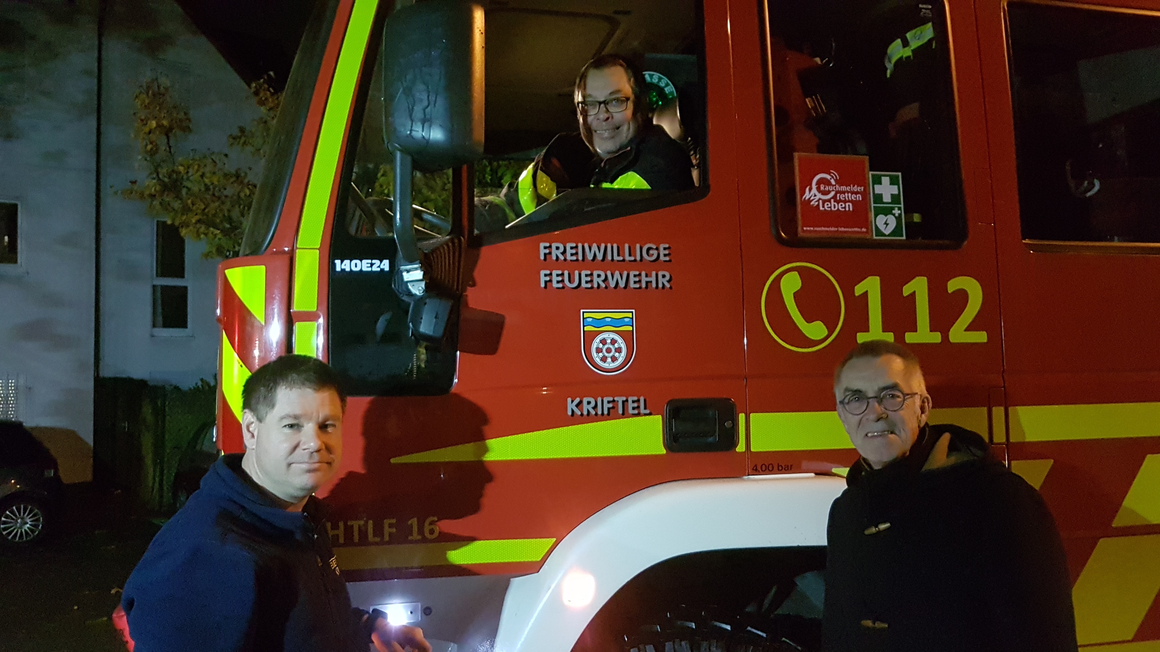 Der Gemeindebrandinspektor Kilian mit dem Ersten Beigeordneten Jirasek vor einem Einsatzfahrzeug.