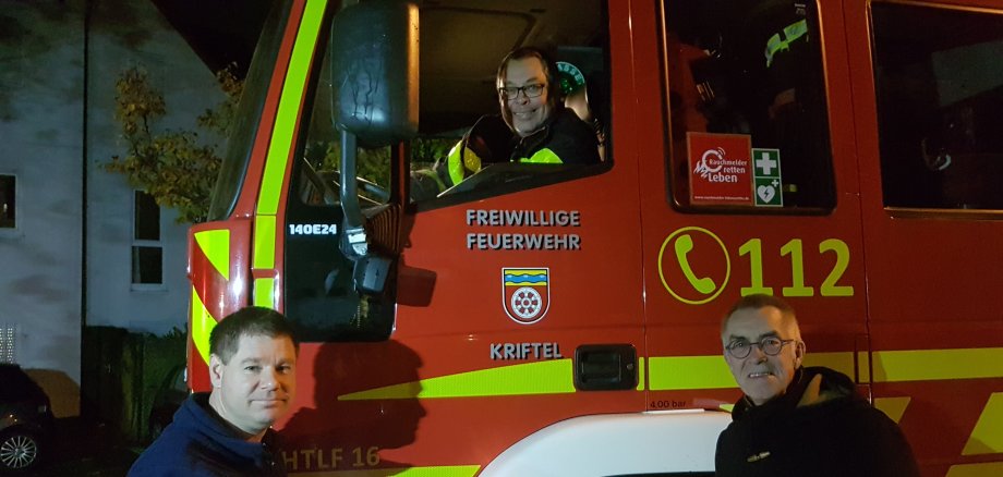 Der Gemeindebrandinspektor Kilian mit dem Ersten Beigeordneten Jirasek vor einem Einsatzfahrzeug.