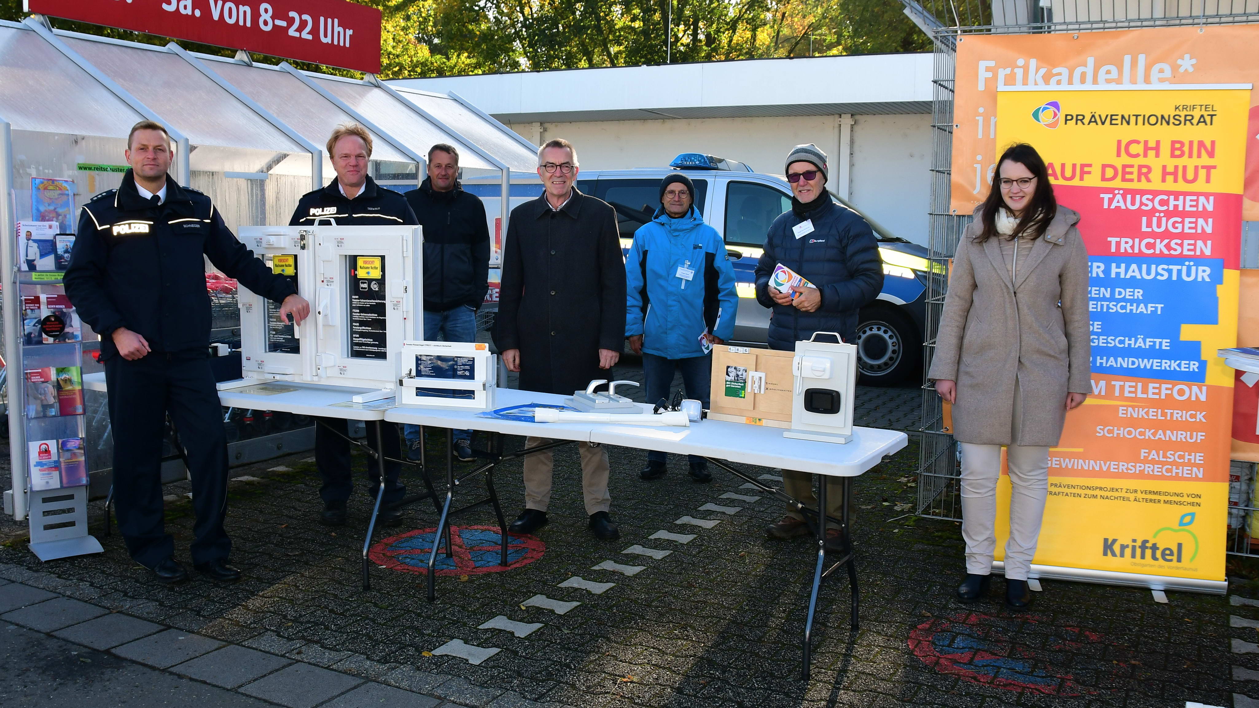 Der Stand mit Personal, Flyern, Schaufenstern.