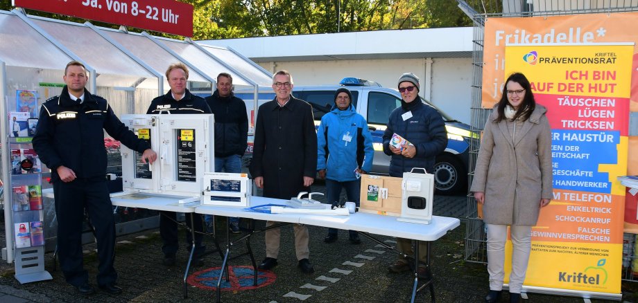 Der Stand mit Personal, Flyern, Schaufenstern.