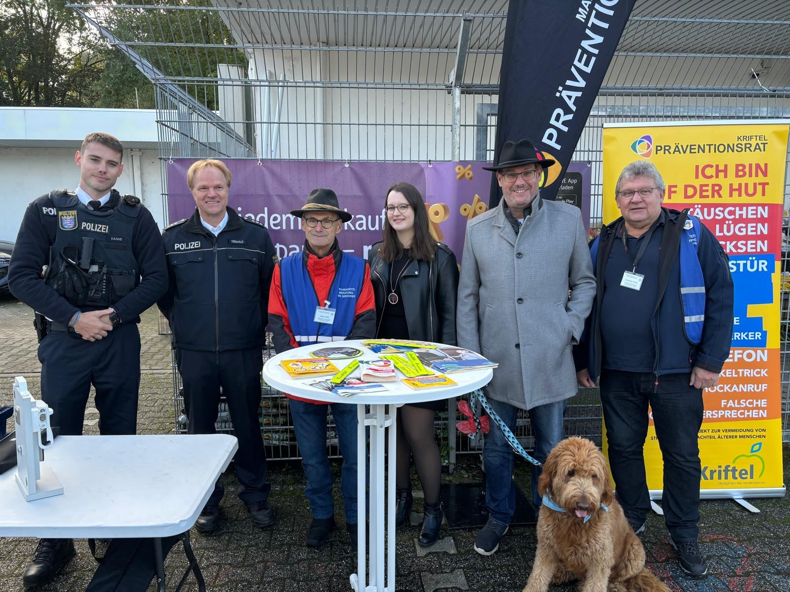 Die Berater/innen am Infostand.