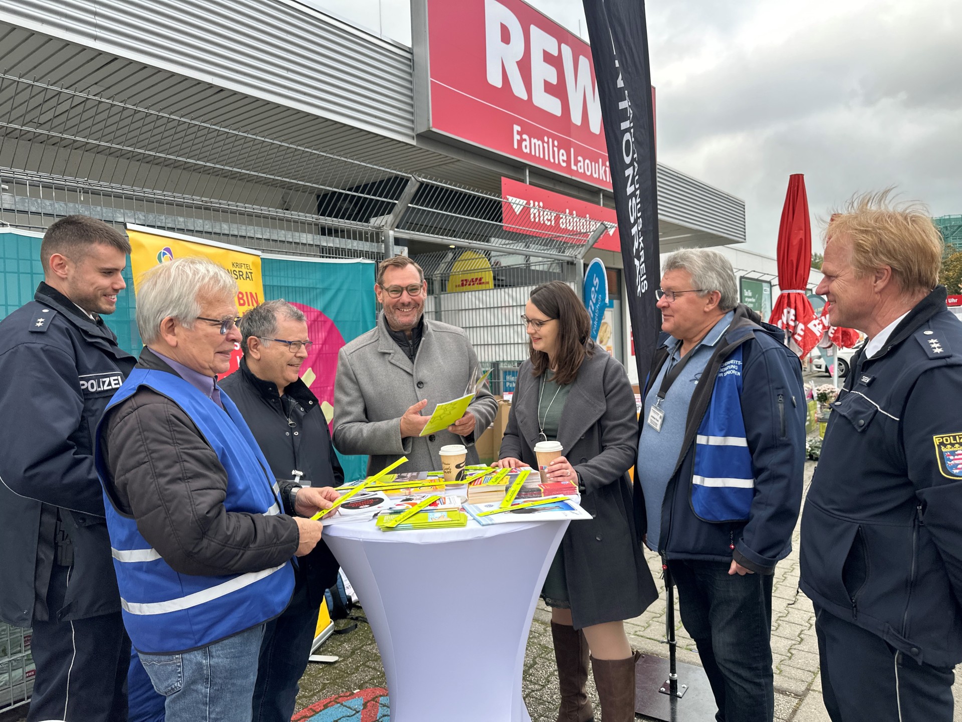 Alle Beratenden an einem Stand.