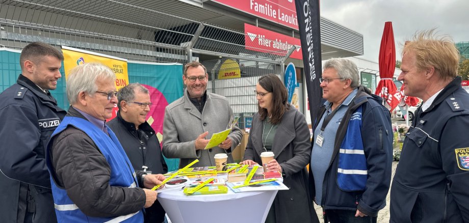 Alle Beratenden an einem Stand.