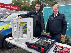 Polizisten mit Fensterrahmen.