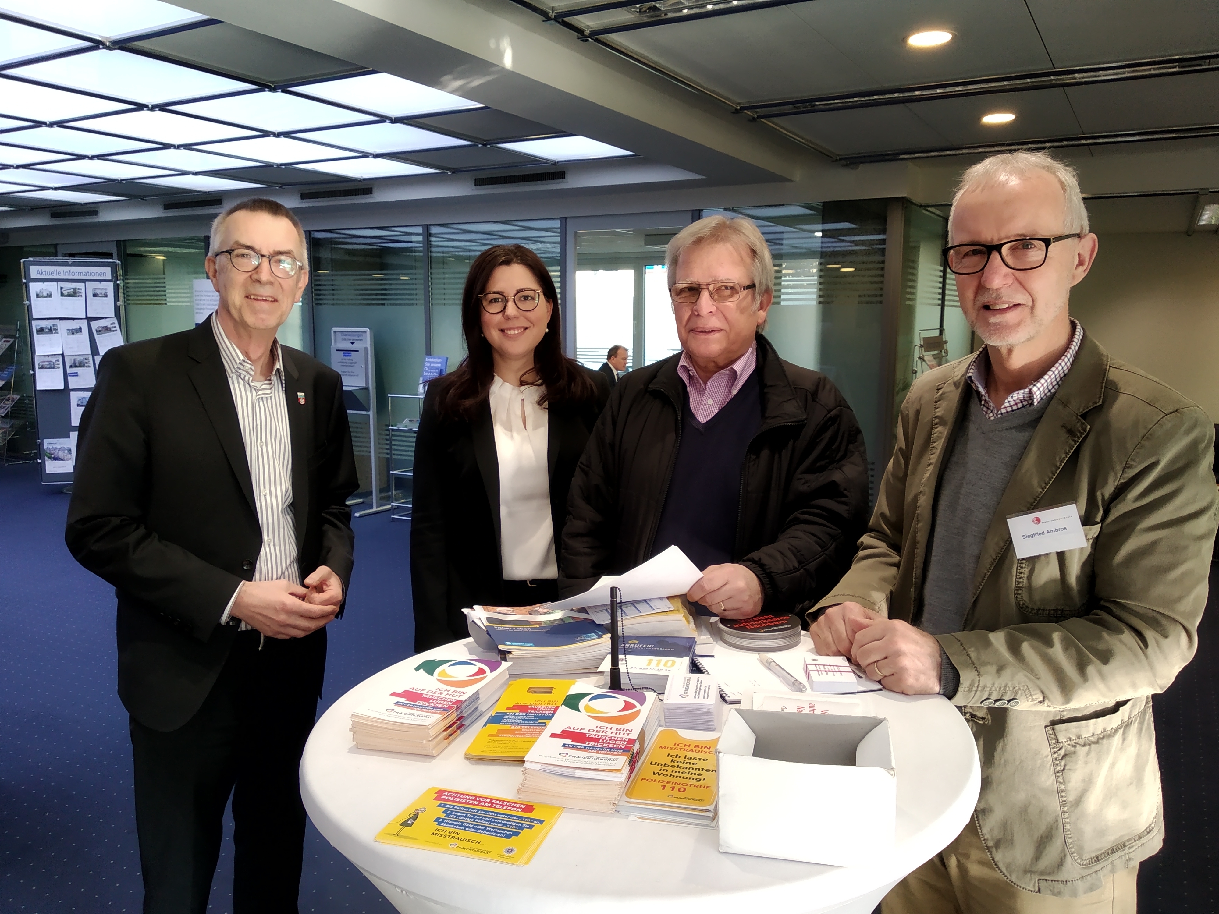 Die Sicherheitsberater für Senioren am Infostand in der Volksbank.