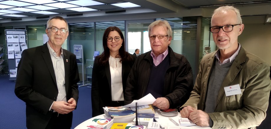 Die Sicherheitsberater für Senioren am Infostand in der Volksbank.
