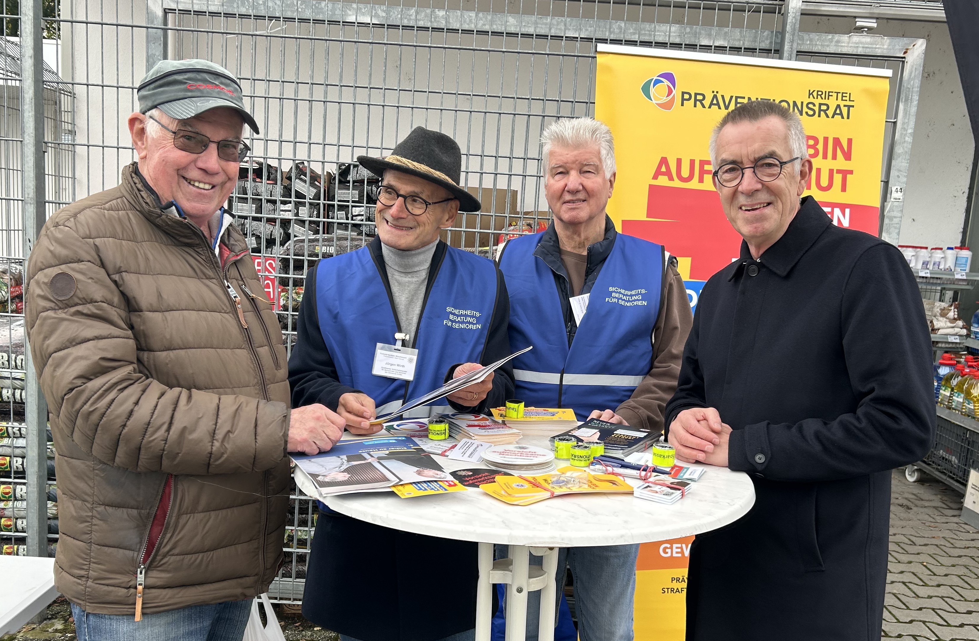 Die Sicherheitsberater am Infostand mit Bürger und Erstem Beigeordneten.