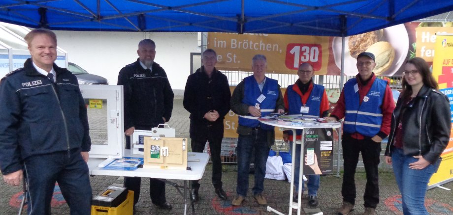 Die Sicherheitsberater und Polizeibeamten am Infostand.