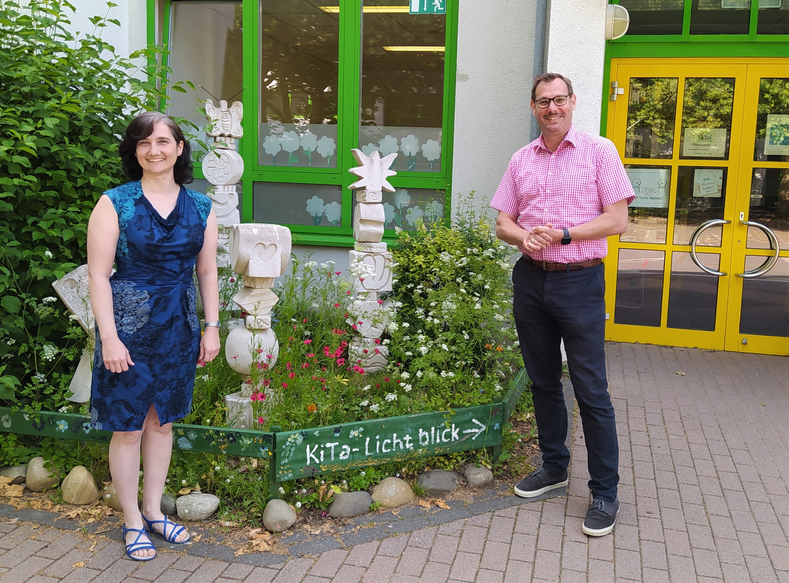 Irene Klassen mit Bürgermeister Seitz vor dem Kitaeingang.