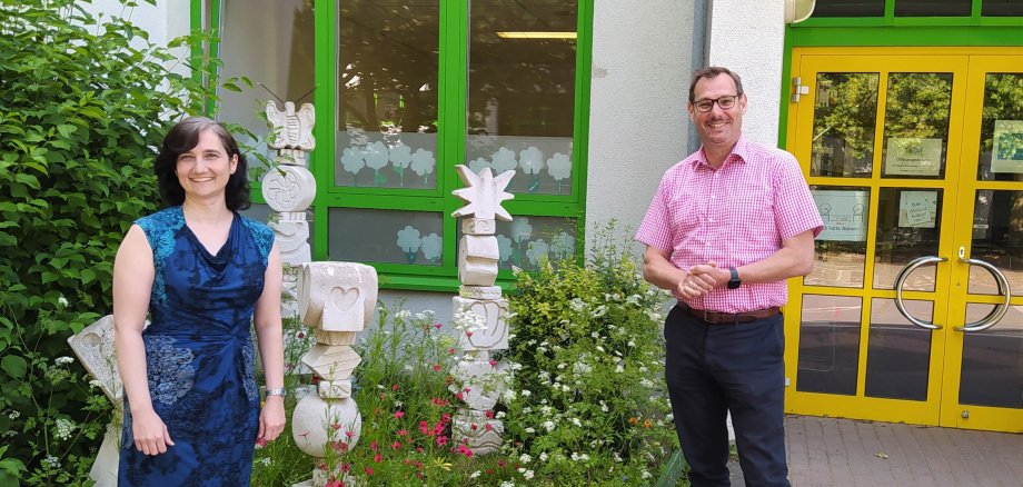 Bürgermeister Seitz vor der KIta Lichtblick.