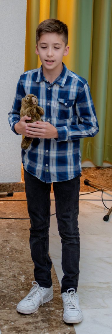 Jona, 12, mit Murmeltier.