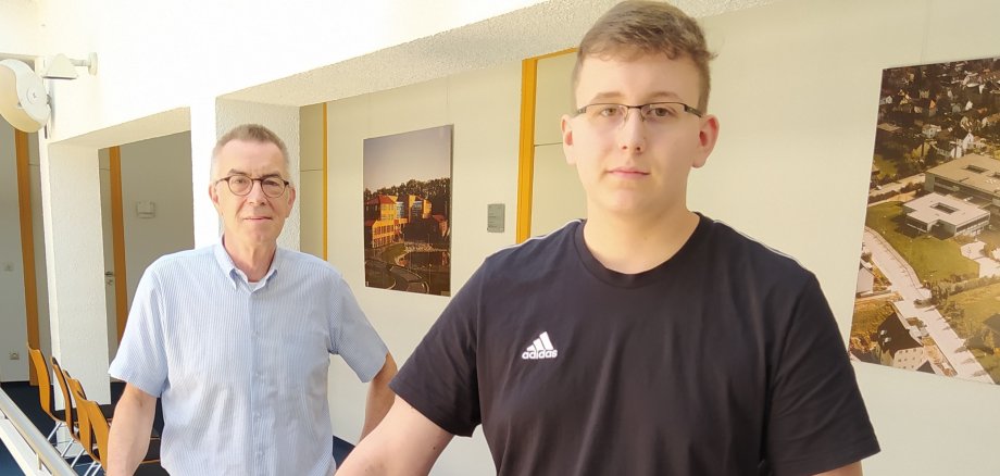 Lucas Müller mit Franz Jirasek im Rathaus.