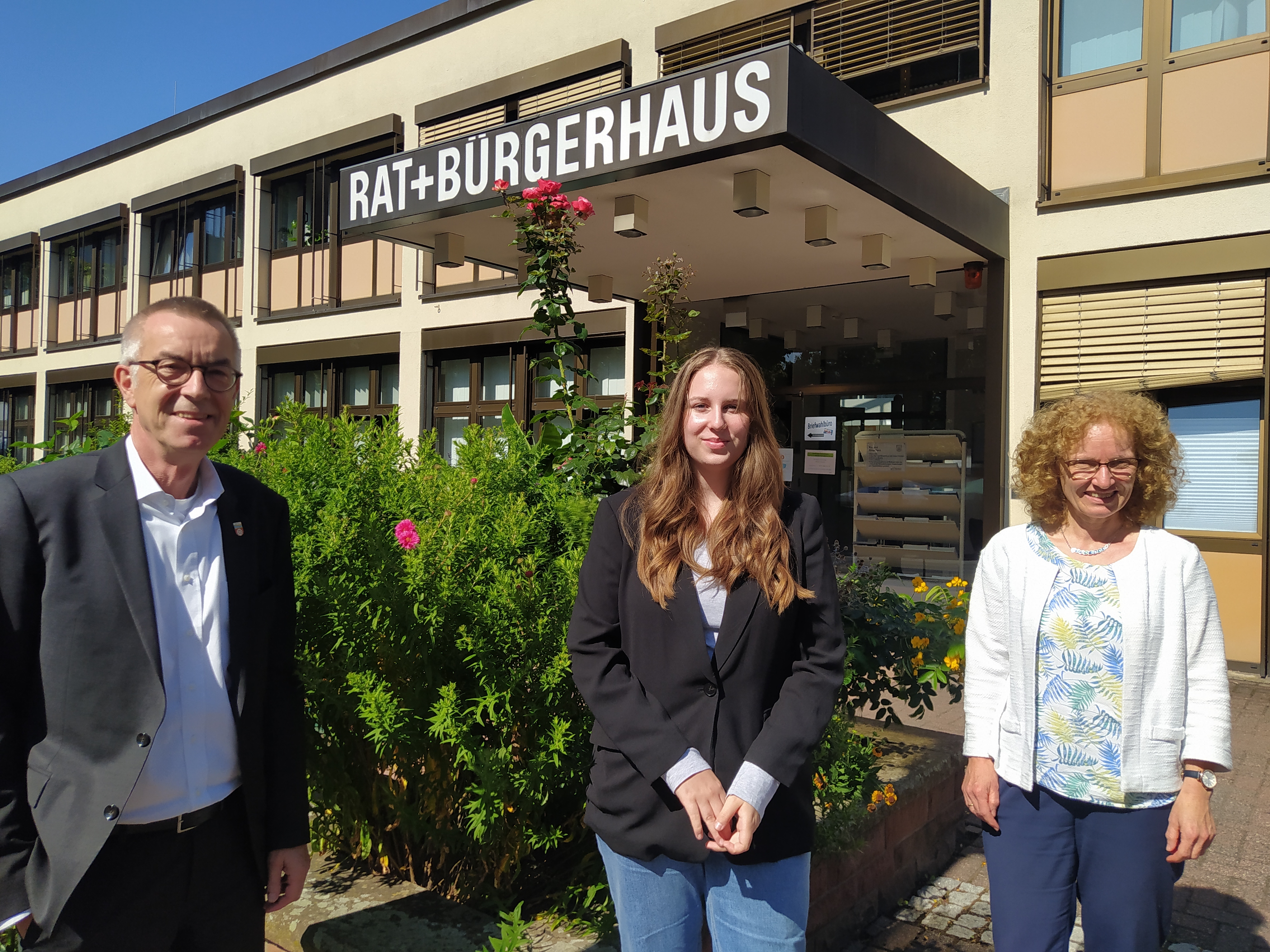 Die Jahrespraktikantin mit Jirasek und Jutta Kuchenbrod vom Personalamt.