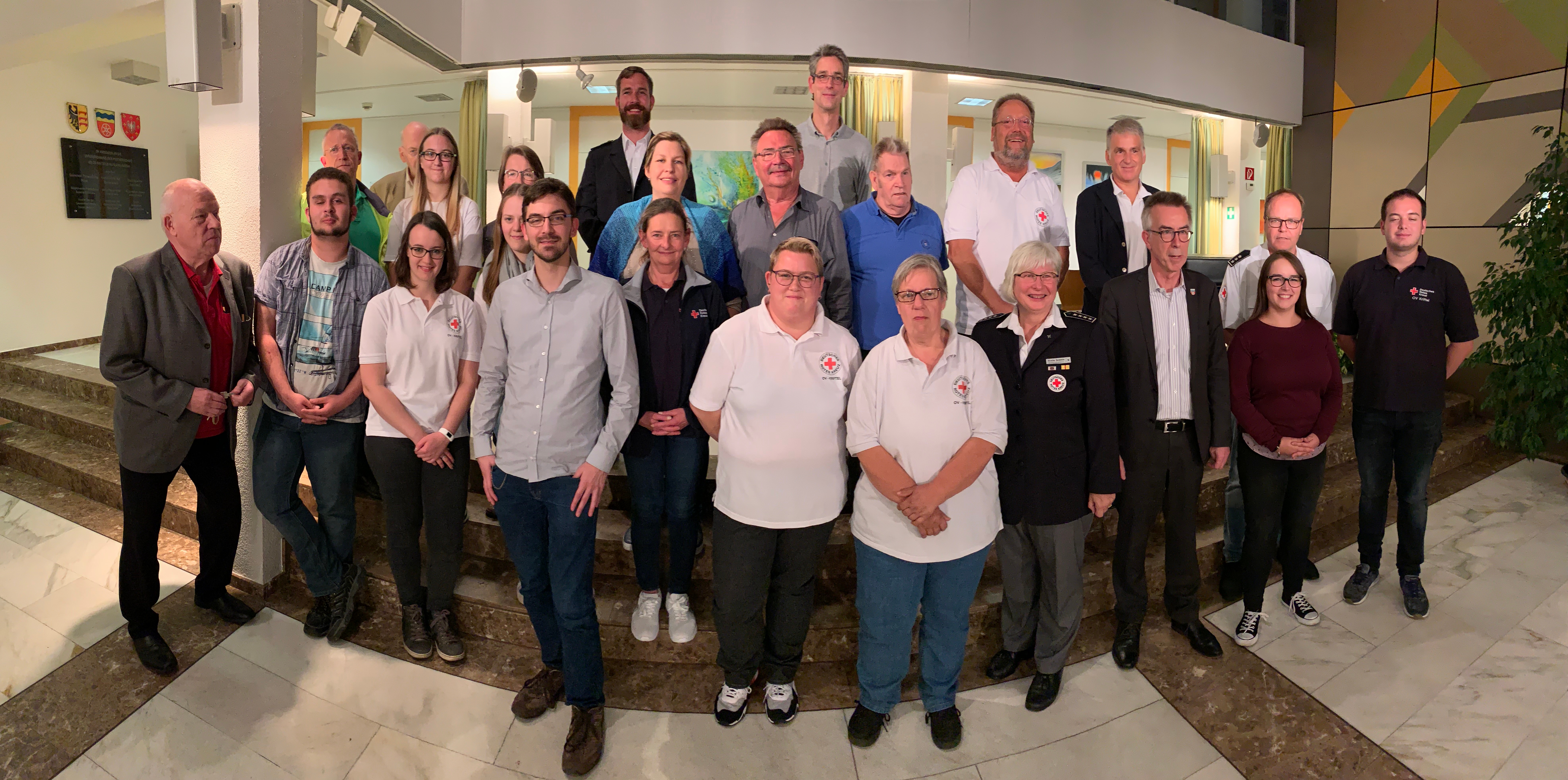 Aktive und Vorstand des DRK Kriftel im Rathausfoyer.