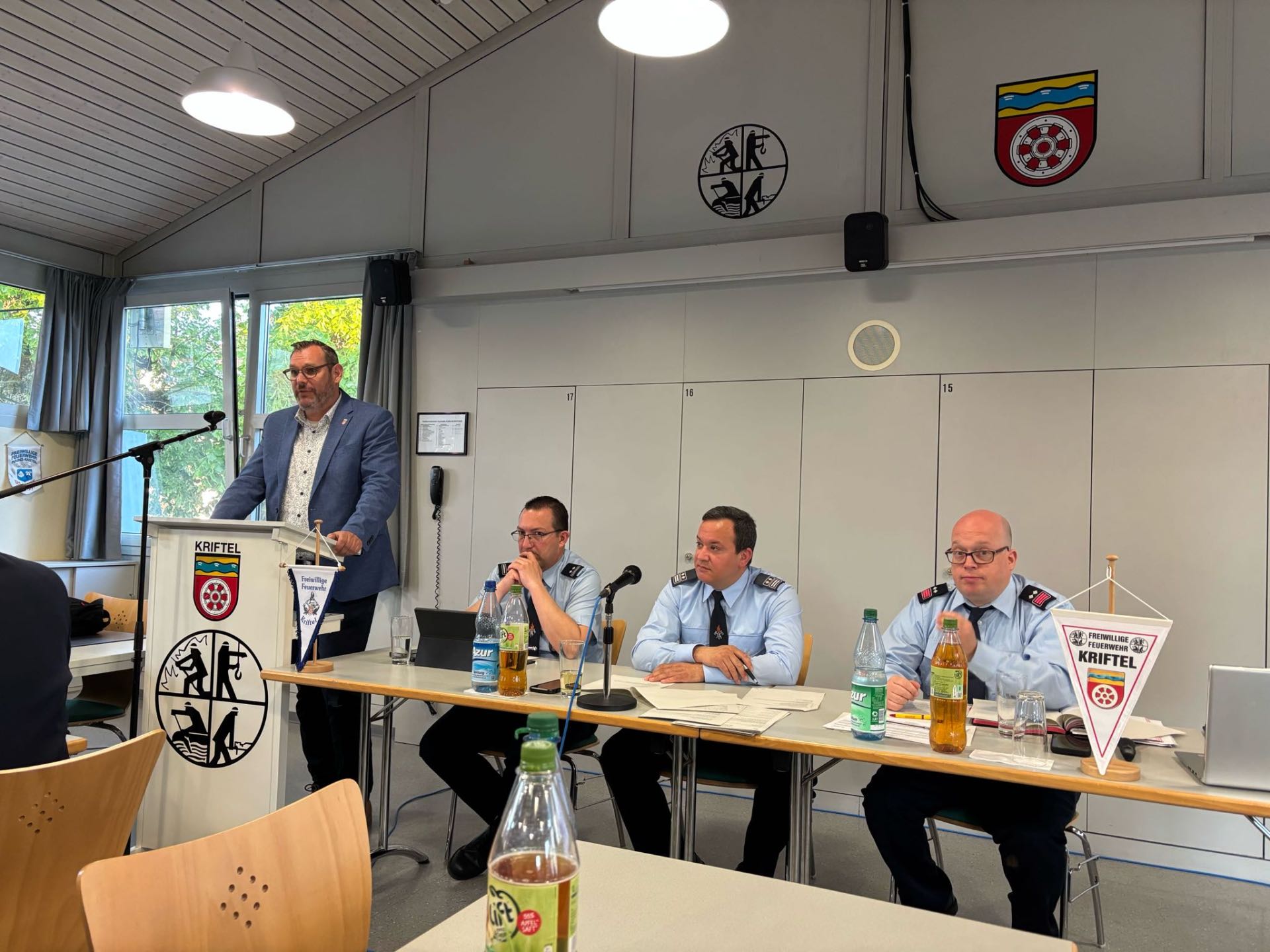 Seitz und die Wehrleitung.