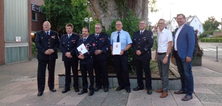 Die Geehrten mit Urkunden vor der Schwarzbachhalle.