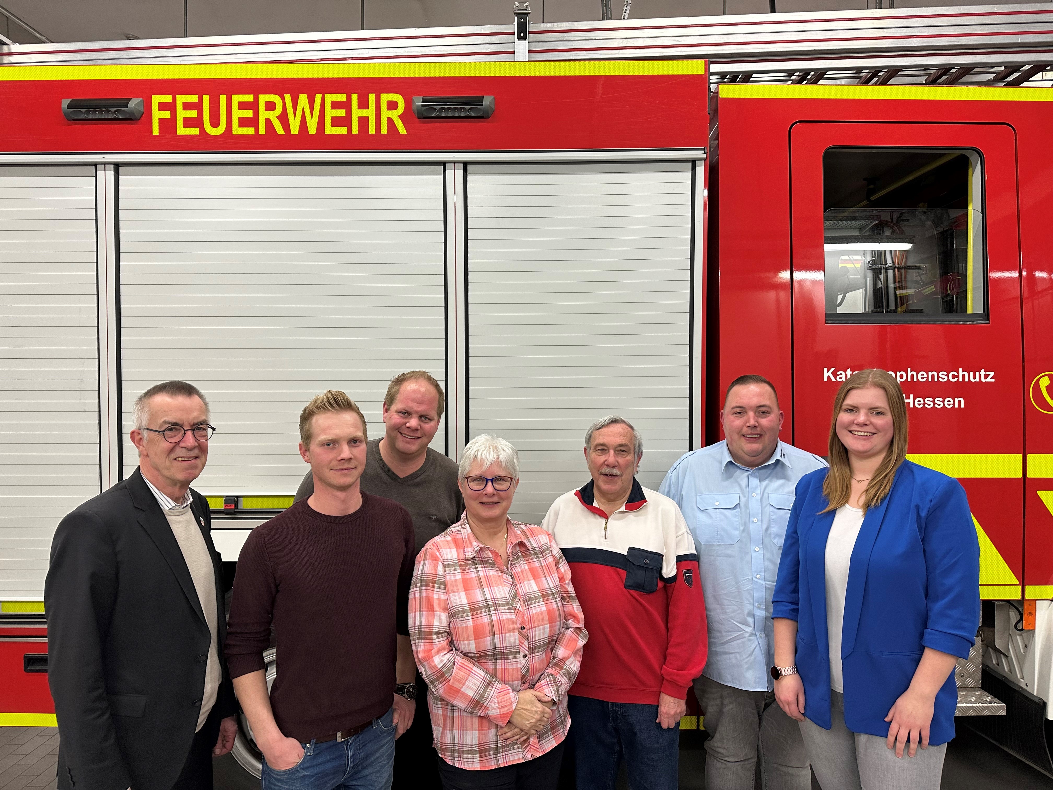 Der neue alte Vorstand vor dem Mannschaftswagen.