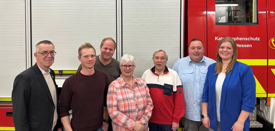 Der neue alte Vorstand vor dem Mannschaftswagen.