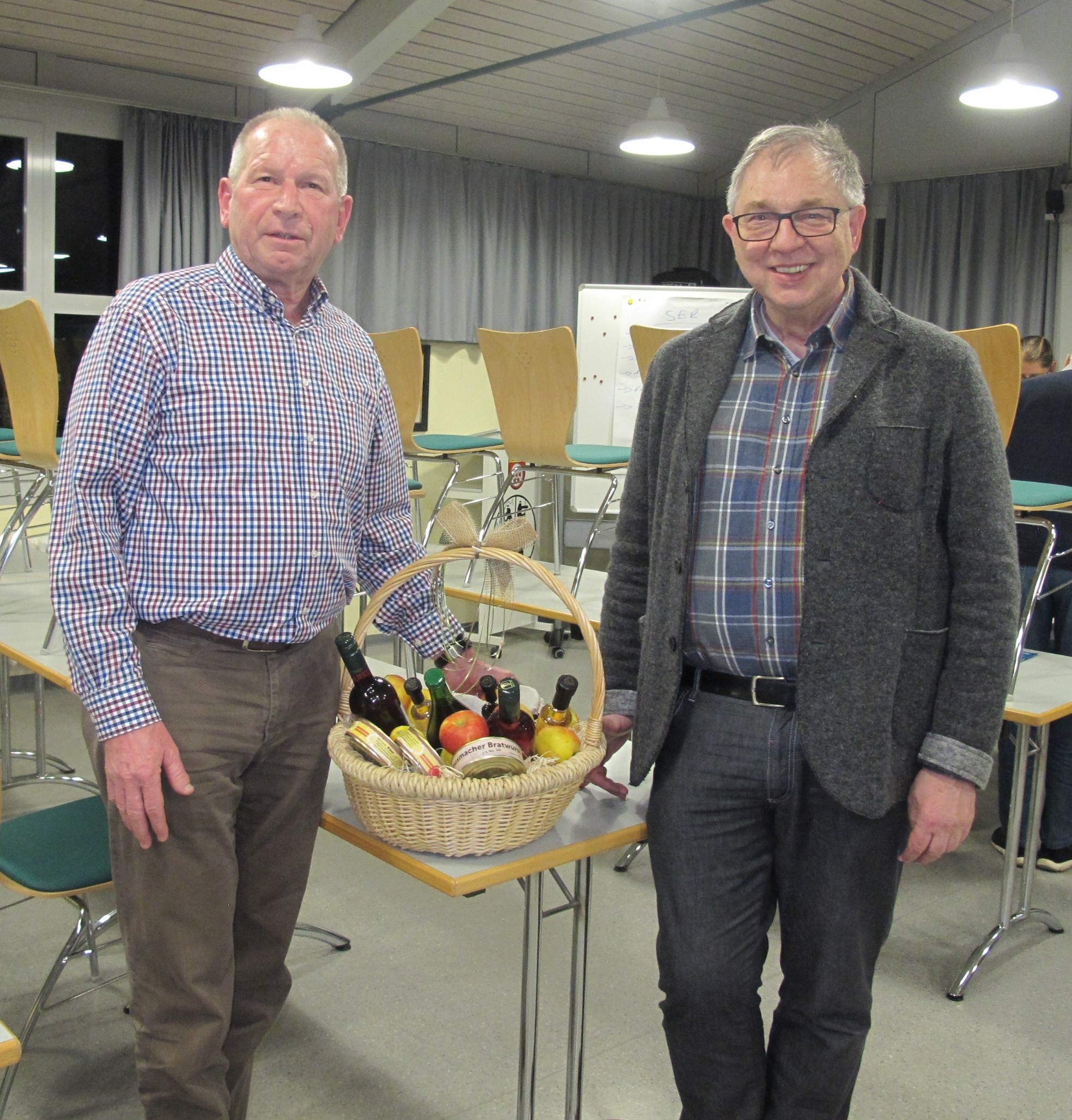 Werner Mitsch und Bernd REimann stehen neben einem Fresskorb.