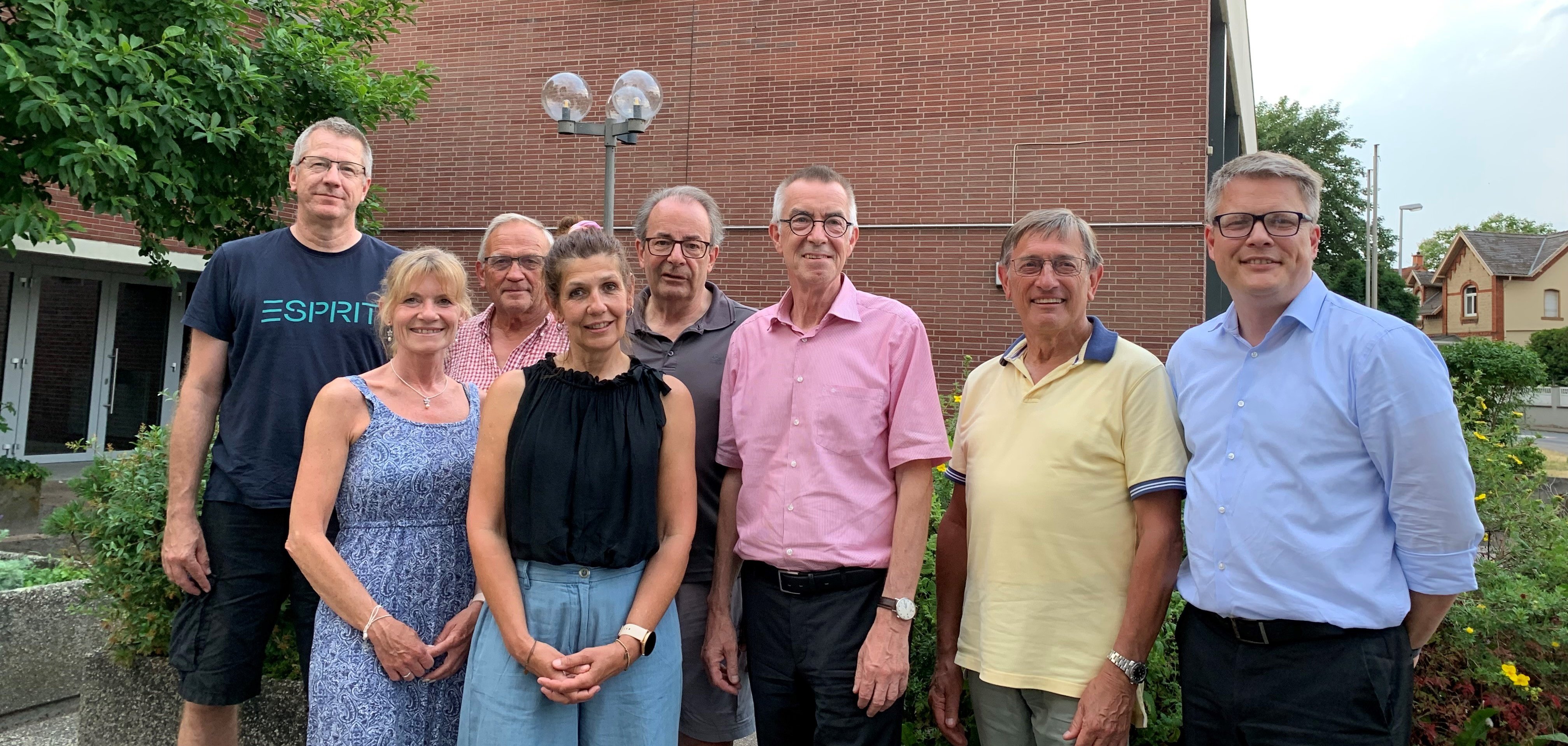 Der neue Vorstand vor der Schwarzbachhalle.