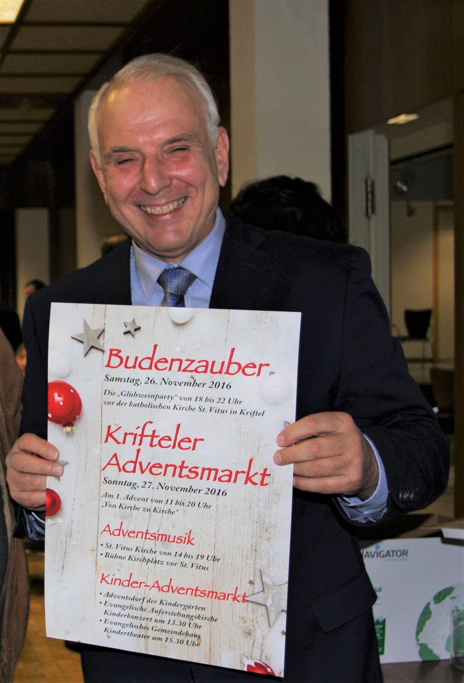 Bodo Knopf mit einem Werbeplakat für den Adventsmarkt in der Hand.
