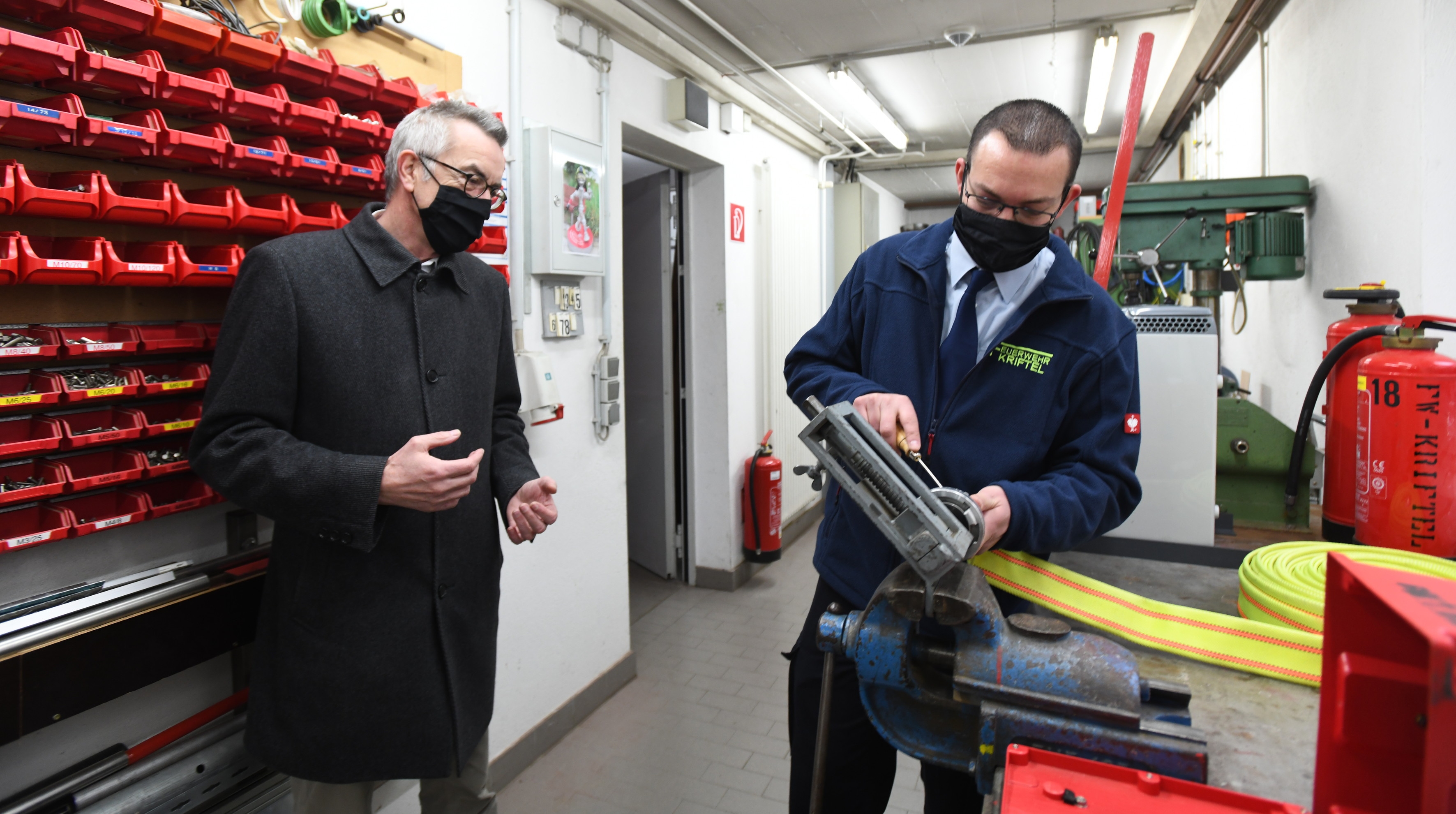 Franz JIrasek besucht Daniel Postel in der Feuerwache. Er repariert gerade ein Gerät.