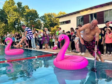 Bürgermeister Seitz und VKS-Chef Bechstein springen in die rosafarbenen Plastik-Flamingos.
