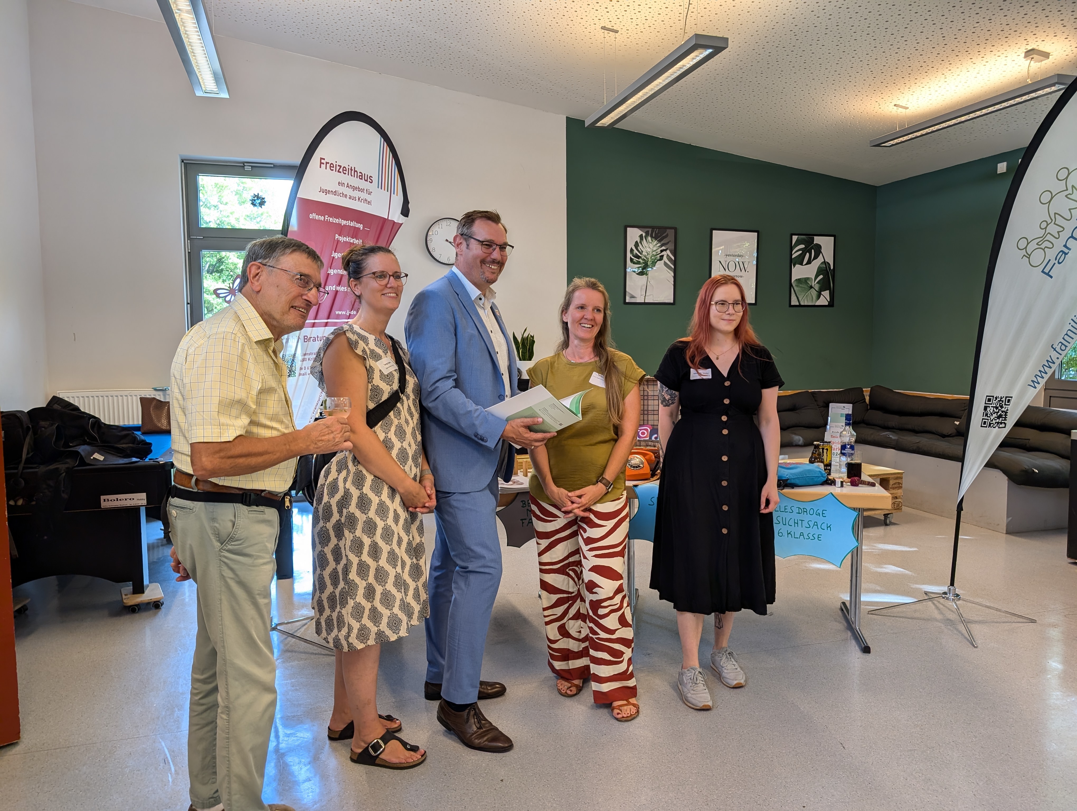 Bürgermeister mit Lydia Rauh und Ehrengästen.