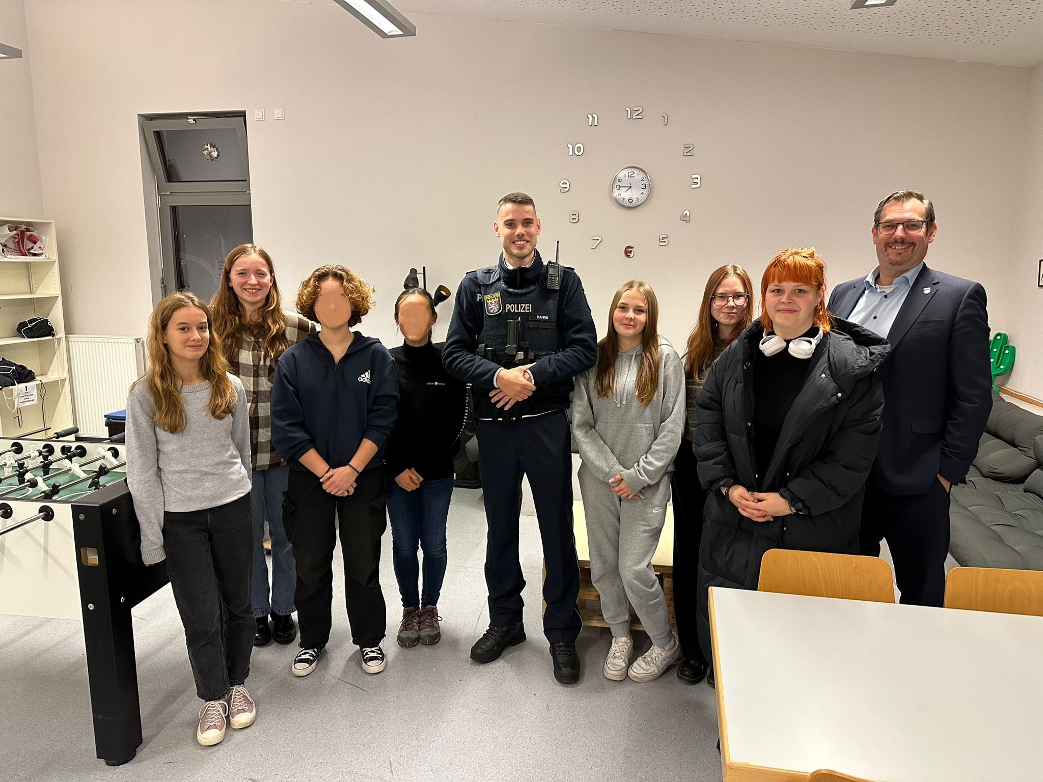 Jugendliche mit Schutzmann und Bürgermeister im Freizeithaus.