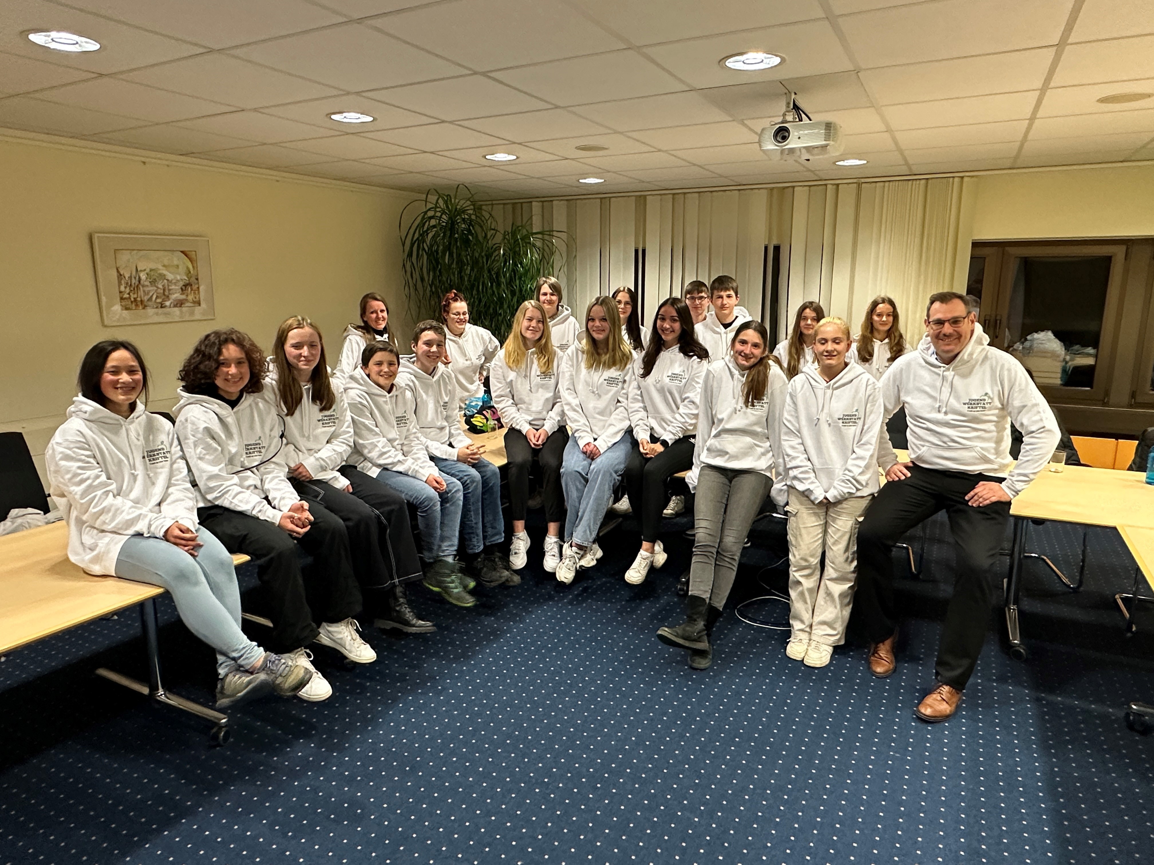 Die Jugendlichen mit ihren neuen Pullis.