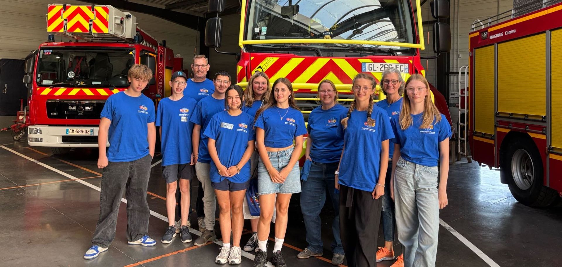 Die Krifteler Gruppe vor Feuerwehrauto in Airaines.