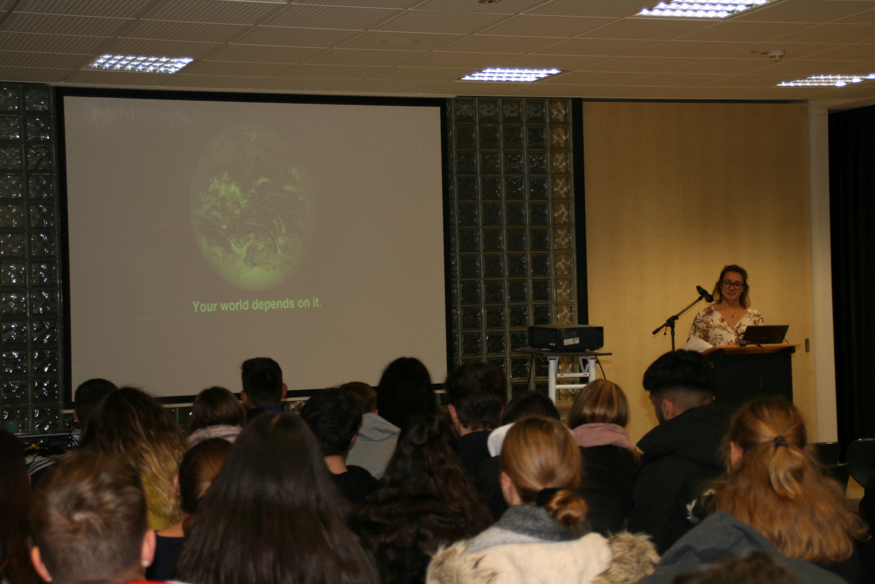 Referentin Sannen Truth vor Schülern.