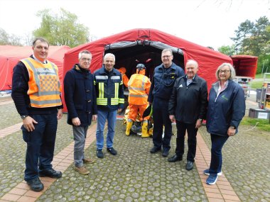 Politiker des Kreises und die Einsatzleiter.
