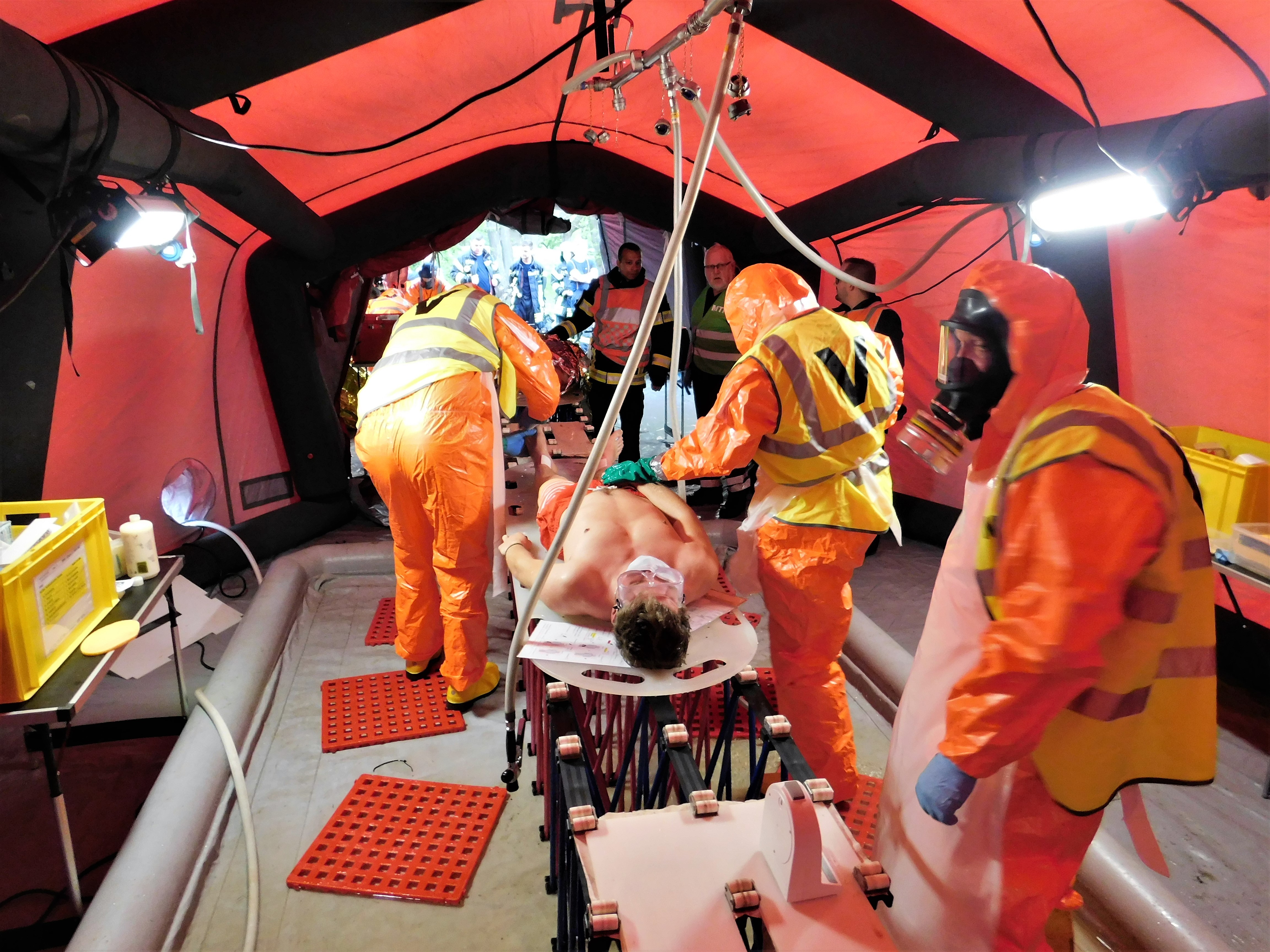 Ein Badegast wird im Zelt dekontaminiert.