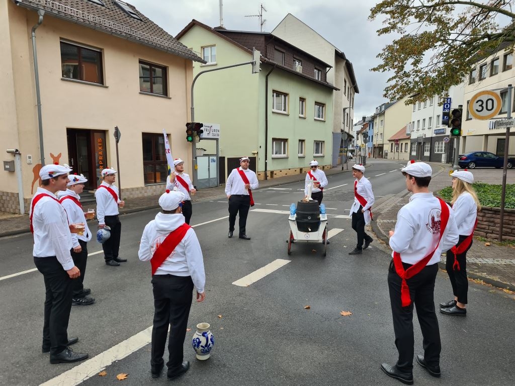Die Kerbeburschen stehen im Kreis vor der Linde. Rundherum ist es menschenleer.